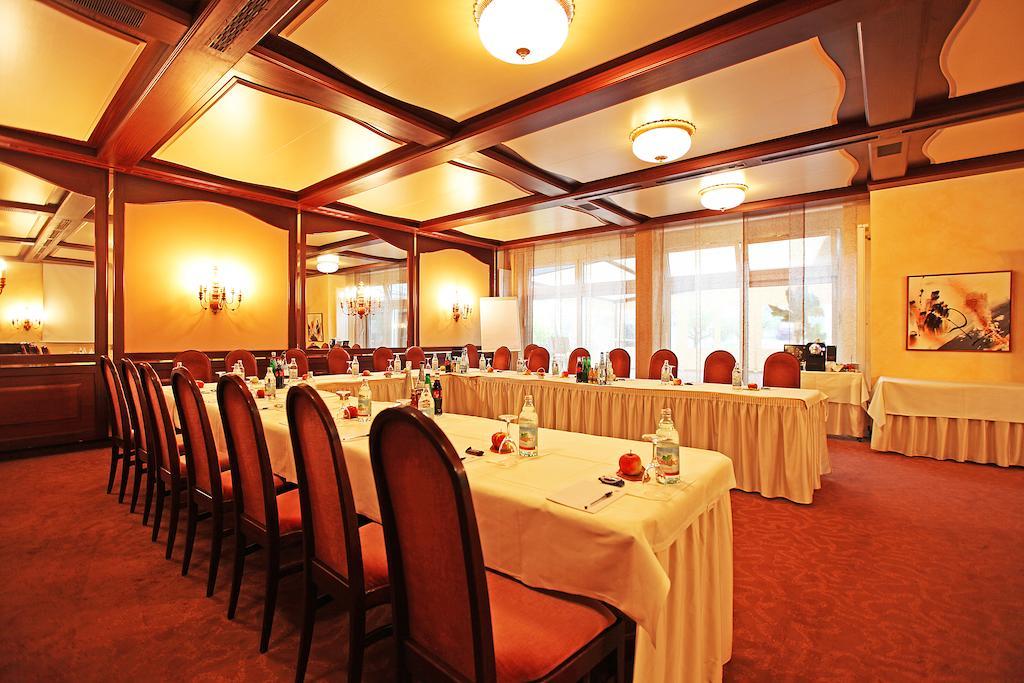 Hotel Krone Ohg แกร์ลิงเงน ภายนอก รูปภาพ