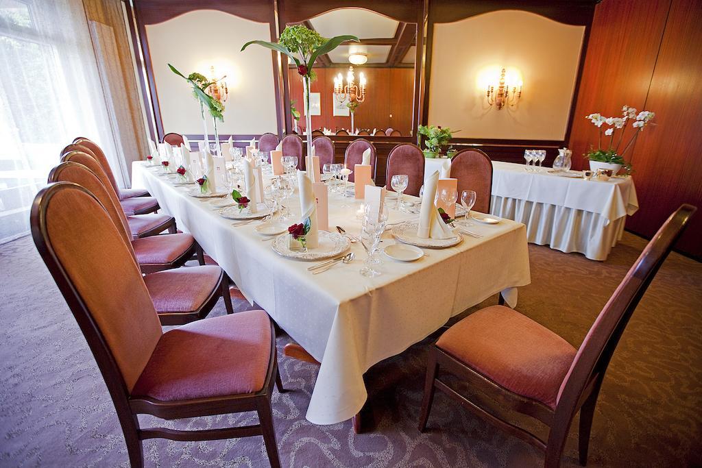 Hotel Krone Ohg แกร์ลิงเงน ภายนอก รูปภาพ