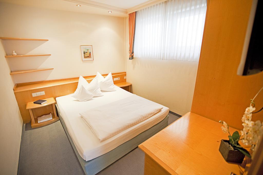 Hotel Krone Ohg แกร์ลิงเงน ห้อง รูปภาพ